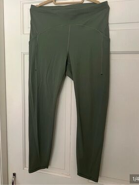 Lululemon Power Thru High-Rise Tight 25"
Green Twill Size 12